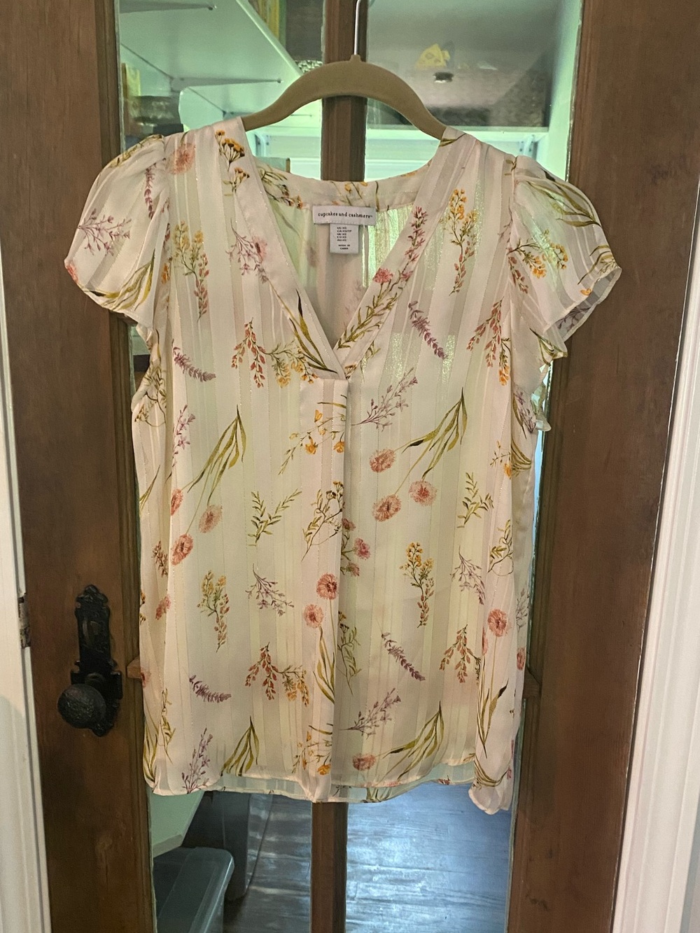 cupcakes & cashmere Cream Floral V-Neck Short Sleeve Blouse